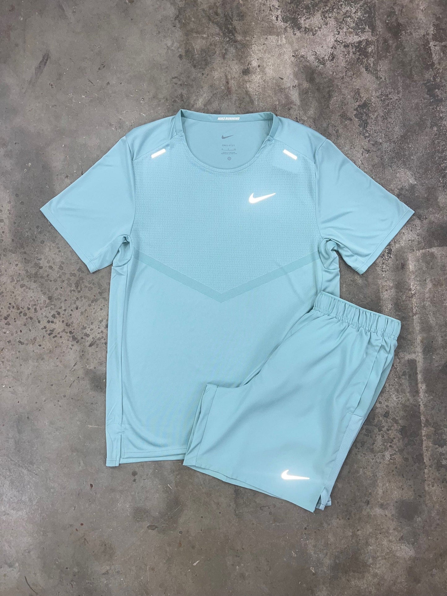 Nike Rise Mineral Set - T Shirt / Shorts